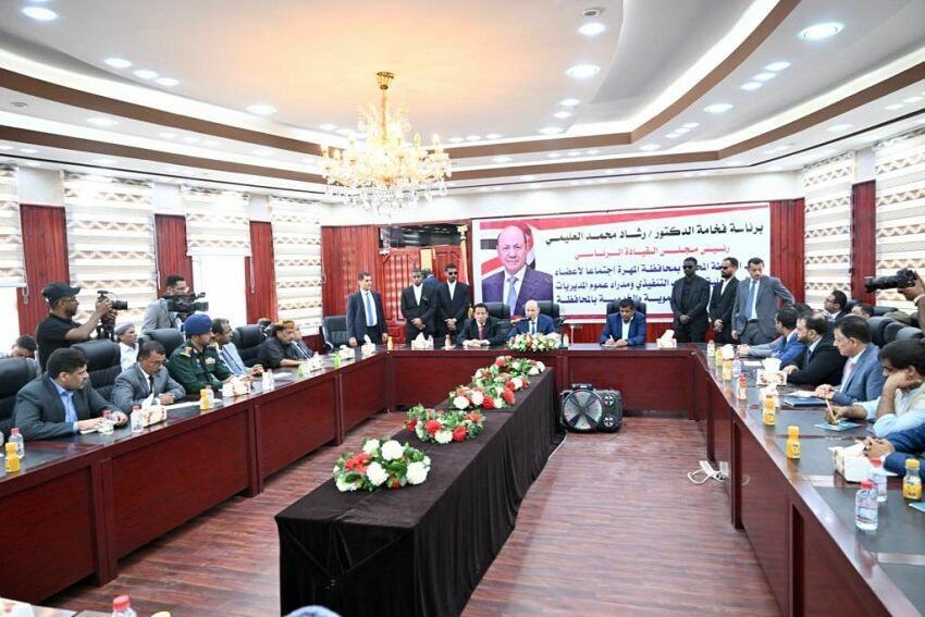 رئيس مجلس القيادة يجتمع بقيادة السلطة المحلية في المهرة