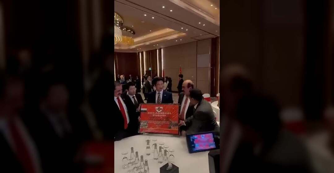 رئيس الحزب الجمهوري يهدي السفارة الصينية لوحة تذكارية في ذكرى العلاقات الدبلوماسية