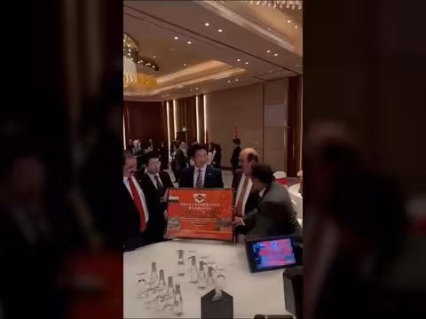 رئيس الحزب الجمهوري يهدي السفارة الصينية لوحة تذكارية في ذكرى العلاقات الدبلوماسية