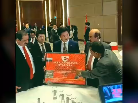 رئيس الحزب الجمهوري يهدي السفير الصيني لوحة تذكارية بذكرى الـ67 للعلاقات