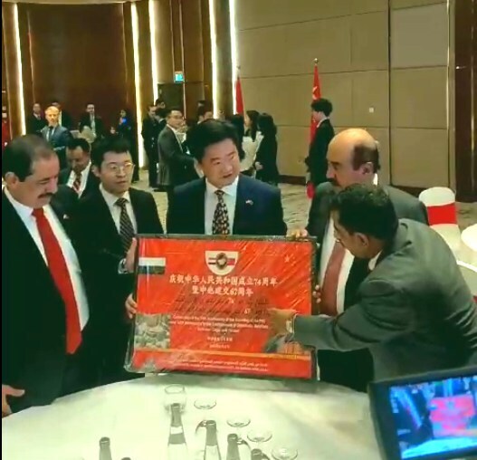 رئيس الحزب الجمهوري يهدي السفير الصيني لوحة تذكارية بذكرى الـ67 للعلاقات