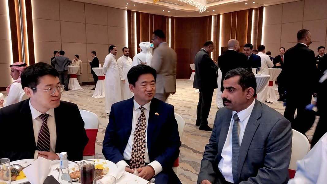 رئيس الحزب الجمهوري يهدي السفير الصيني لوحة تذكارية بذكرى الـ67 للعلاقات