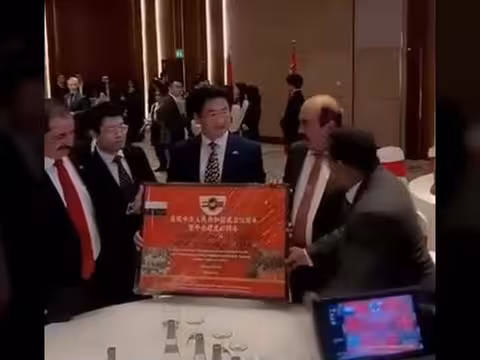 رئيس الحزب الجمهوري يهدي القائم بأعمال السفارة الصينية درعاً بذكرى العلاقات