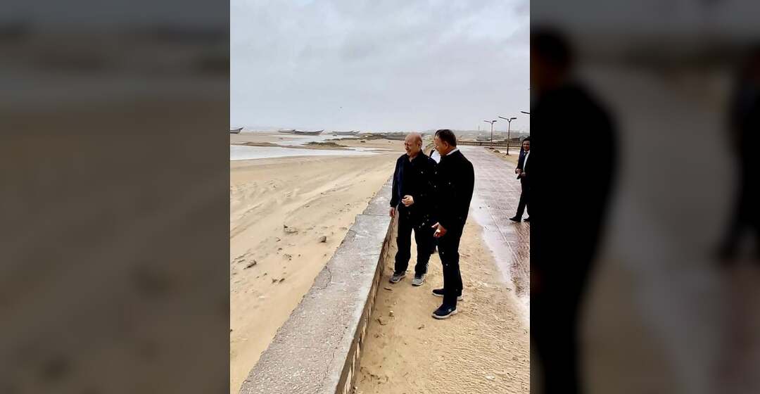 رئيس مجلس القيادة يتابع الحالة المدارية من القصر الجمهوري بالغيضة