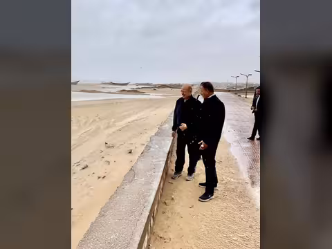 رئيس مجلس القيادة يتابع الحالة المدارية من القصر الجمهوري بالغيضة