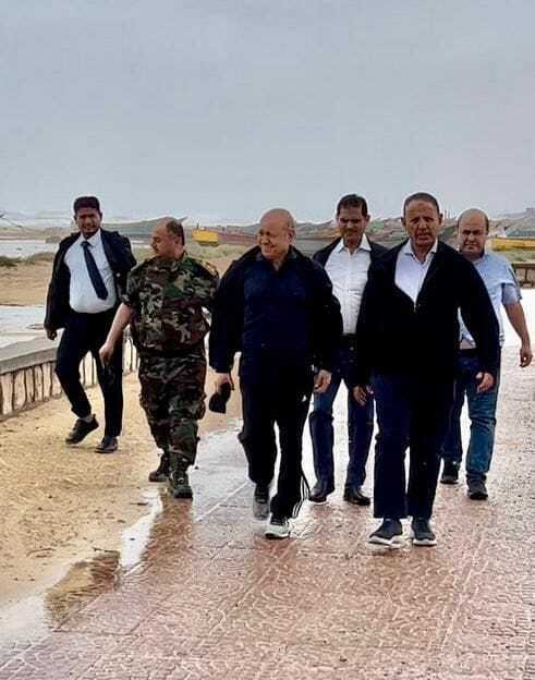 رئيس مجلس القيادة يتابع الحالة المدارية من القصر الجمهوري بالغيضة