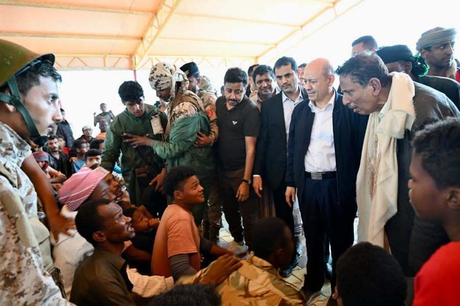 رئيس مجلس القيادة يتفقد مشاريع في المهرة