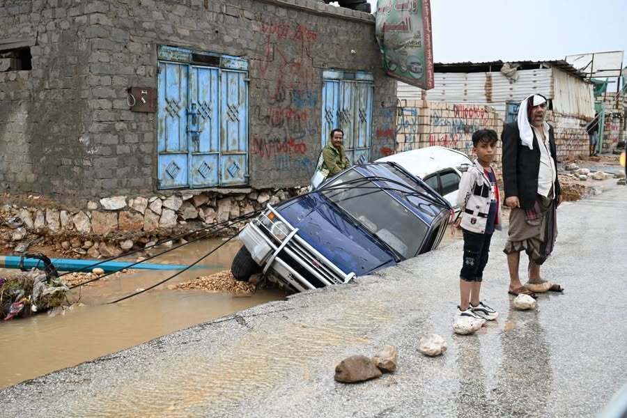 رئيس مجلس القيادة يتفقد مشاريع في المهرة