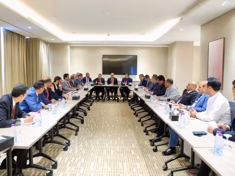 رئيس الوزراء يعقد اجتماعاً مع رئيس وأعضاء المجلس الأعلى للتكتل الوطني