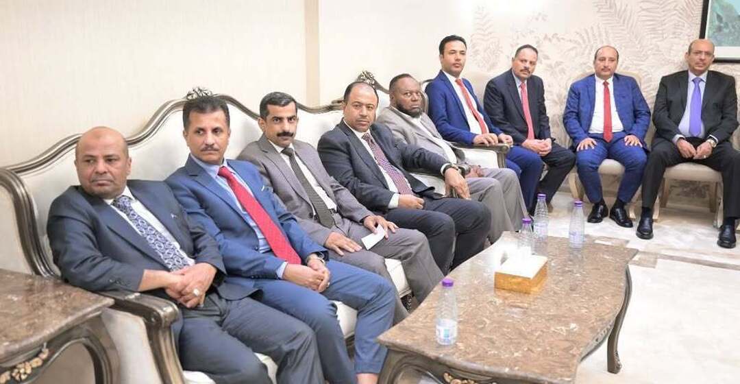 رئيس مجلس القيادة يلتقي قيادات التكتل الوطني للأحزاب (صور)