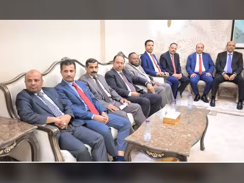 رئيس مجلس القيادة يلتقي قيادات التكتل الوطني للأحزاب (صور)