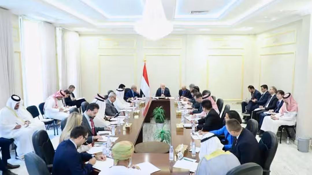 رئيس مجلس القيادة: رحلة طائرة الحرس الثوري إلى صنعاء خرقٌ سافر للسيادة اليمنية وتحدٍ مباشر للنظام الدولي