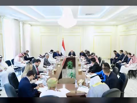 رئيس مجلس القيادة: رحلة طائرة الحرس الثوري إلى صنعاء خرقٌ سافر للسيادة اليمنية وتحدٍ مباشر للنظام الدولي