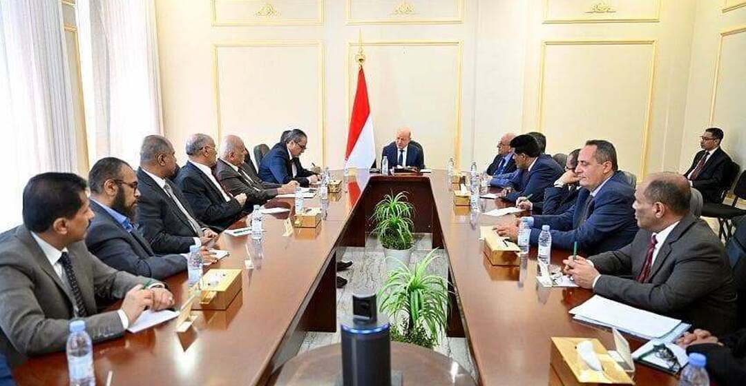 رئيس مجلس القيادة يدعو الأحزاب لقيادة الوعي الوطني دعماً لمشروع الدولة