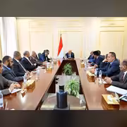رئيس مجلس القيادة يدعو الأحزاب لقيادة الوعي الوطني دعماً لمشروع الدولة