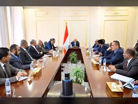 رئيس مجلس القيادة يدعو الأحزاب لقيادة الوعي الوطني دعماً لمشروع الدولة
