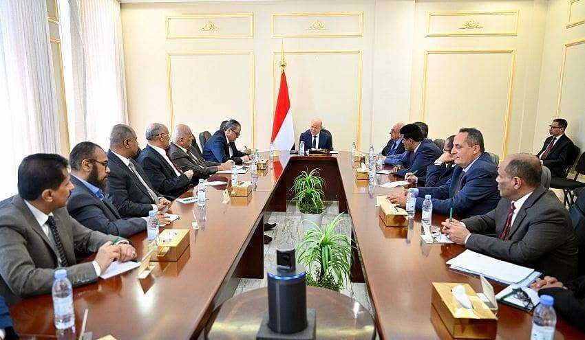 رئيس مجلس القيادة يدعو الأحزاب لقيادة الوعي الوطني دعماً لمشروع الدولة